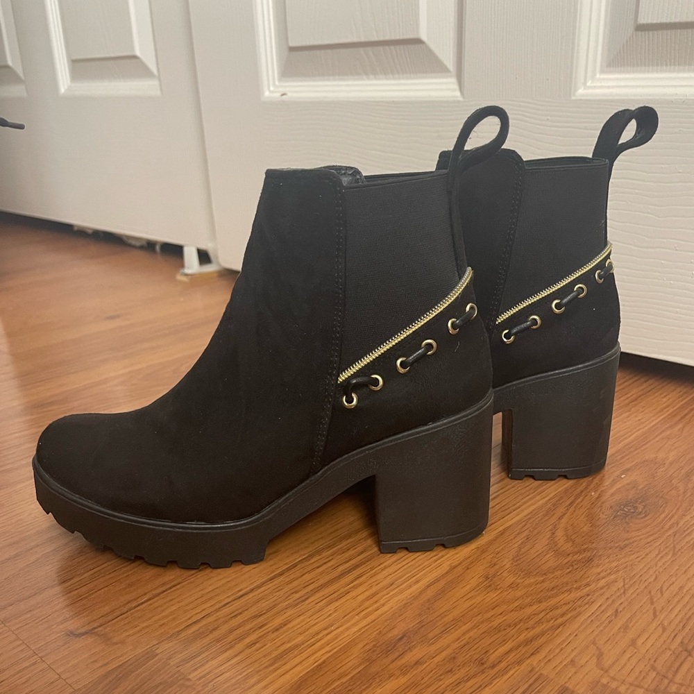 Black winter boots
